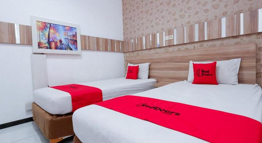 RedDoorz near Plaza Simpang Lima - image 23