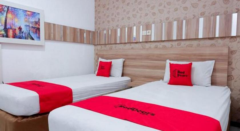 RedDoorz near Plaza Simpang Lima - image 21