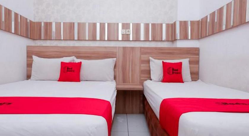 RedDoorz near Plaza Simpang Lima - image 42