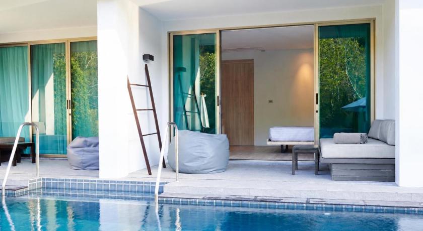 Image of Deluxe Pool Access 12