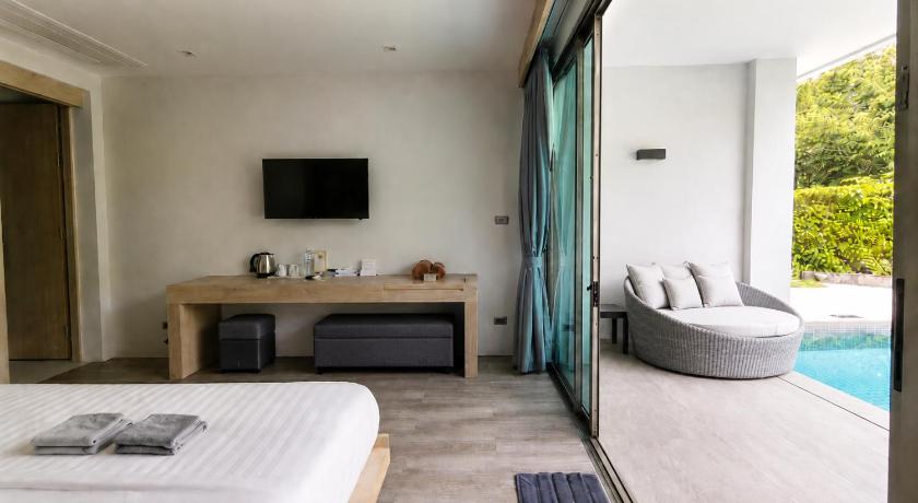 Image of Deluxe Pool Access 11