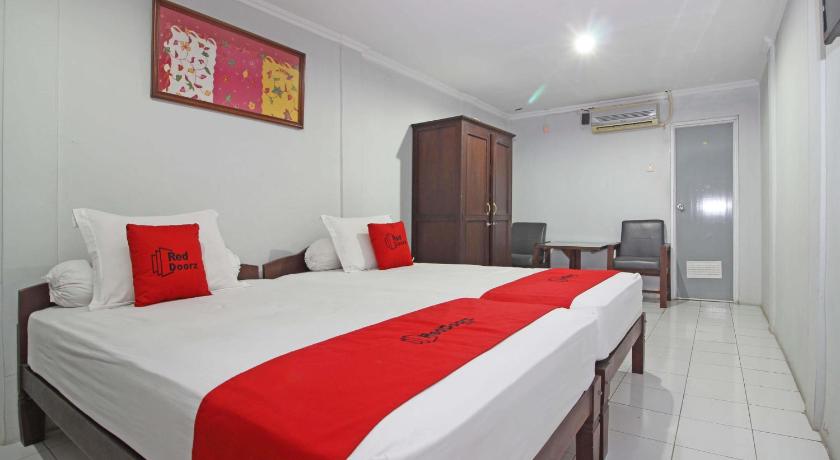 RedDoorz near Terminal Condong catur - image 15