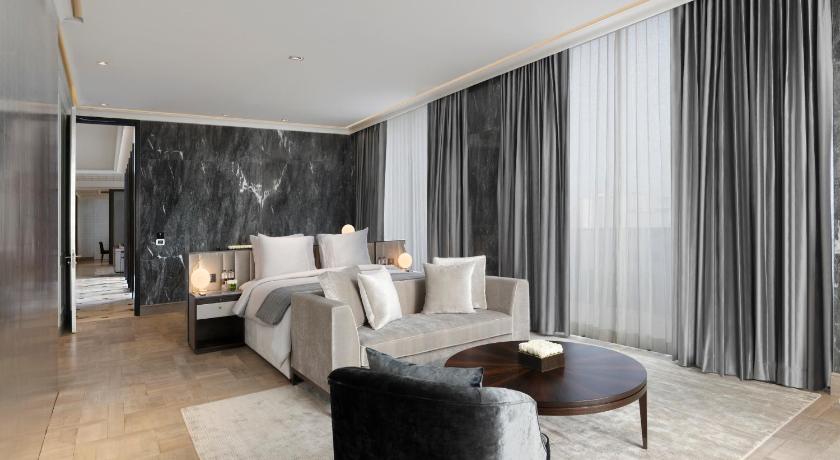 Image of Roseate Suite with Hi-Tea & Club Lounge Access, 15% Dis on Laundry & 20% Dis on Spa, 2 way Airport Transfer, Late Check-out till 1 PM, 30 minute Spa, 4 pc Laundry per room per day, Comp Extra Bed, Personalized Butler Service 24 hours 0