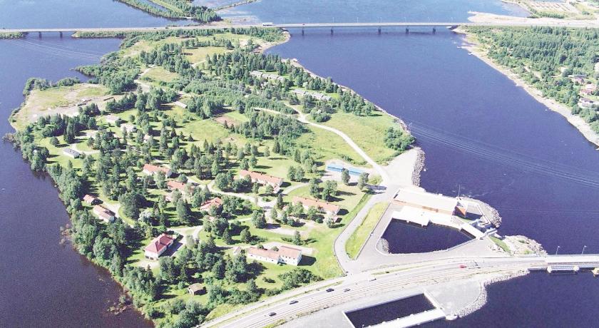 a large body of water with a bridge over it, Huoneistohotelli Jokikeskus in Kemi
