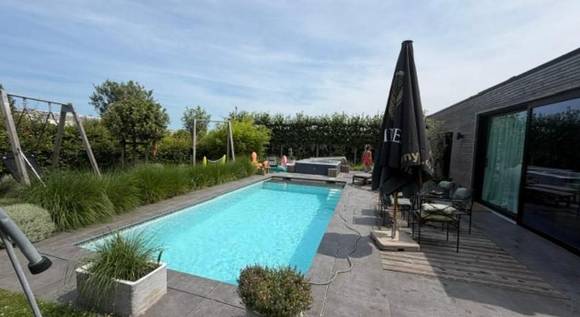Poolhouse