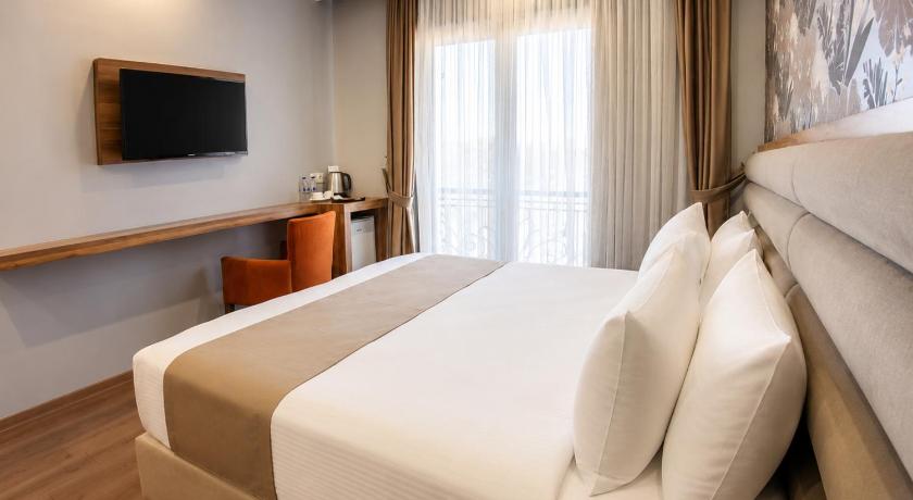 Image of Trendy Room with Queen Size Bed 3