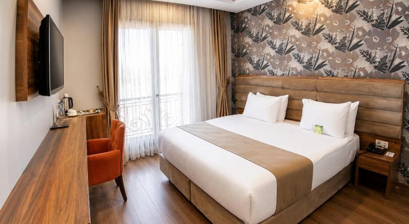 Image of Trendy Room with Queen Size Bed 0
