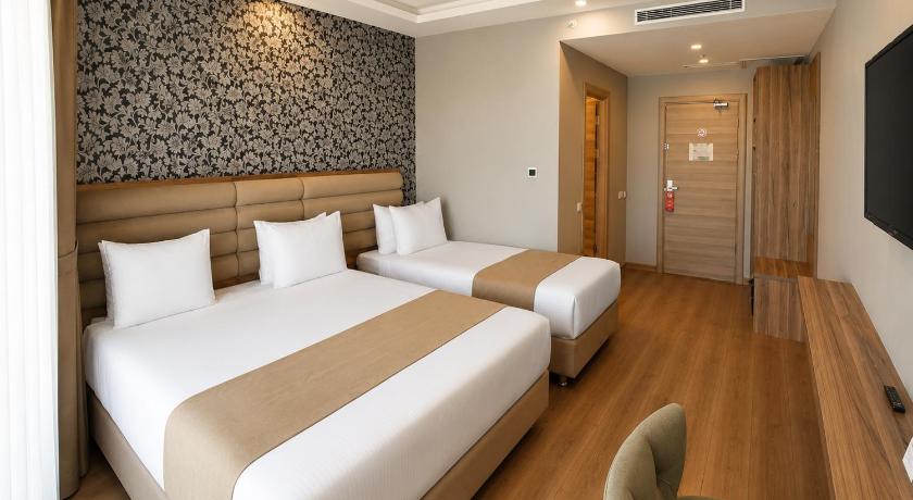 Image of Trendy Room with 1 King + 1 Single Bed 0