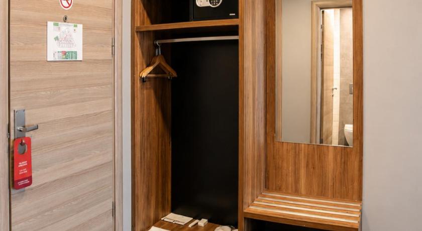 Image of Trendy Room with 1 King + 1 Single Bed 7