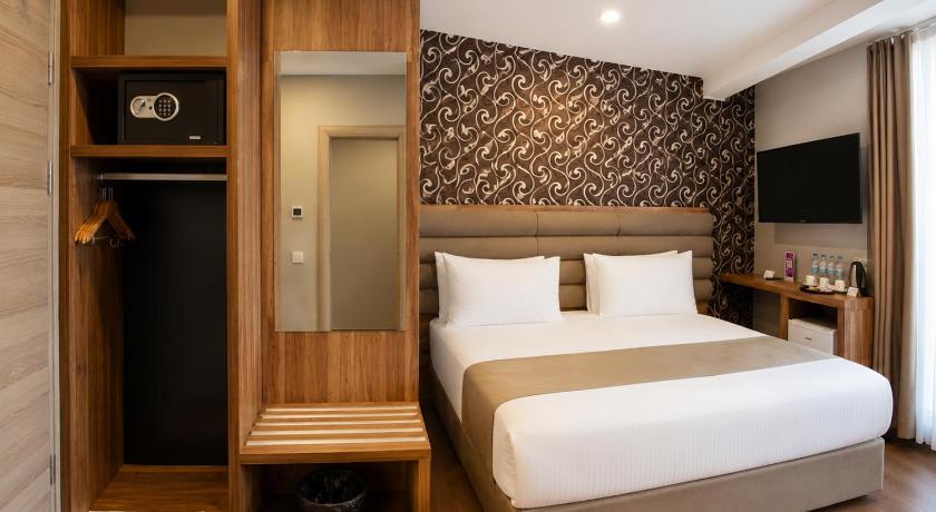 Image of Trendy Room with 1 King + 2 Single Bed 3