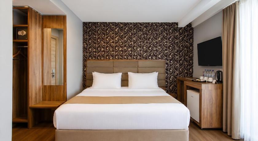 Image of Trendy Room with 1 King + 2 Single Bed 5