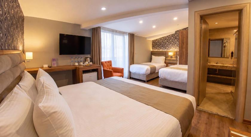 Image of Trendy Room with 1 King + 2 Single Bed 0