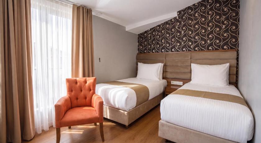 Image of Trendy Room with 1 King + 2 Single Bed 6