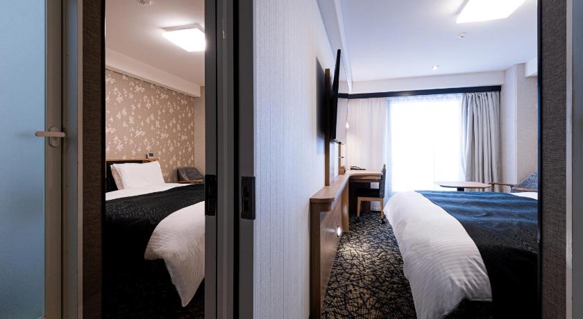 Image of Connecting Double and Twin Room - Non-Smoking 1