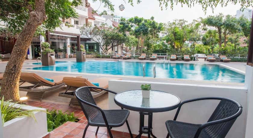 รูปของห้องขนาดใหญ่เตียงคู่หรือเตียงแฝด (Large Double or Twin Room) 5