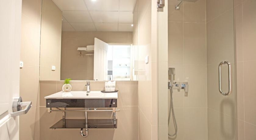 รูปของห้องขนาดใหญ่เตียงคู่หรือเตียงแฝด (Large Double or Twin Room) 8