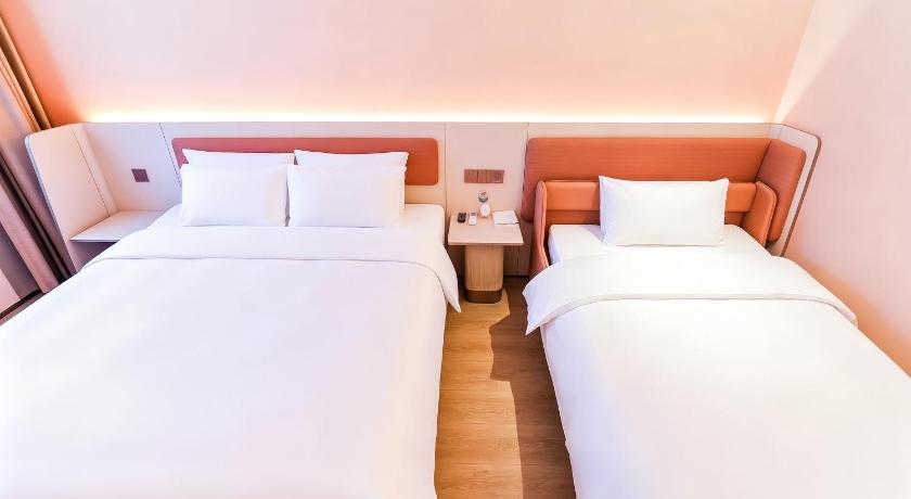 Image of Deluxe Family Room 3