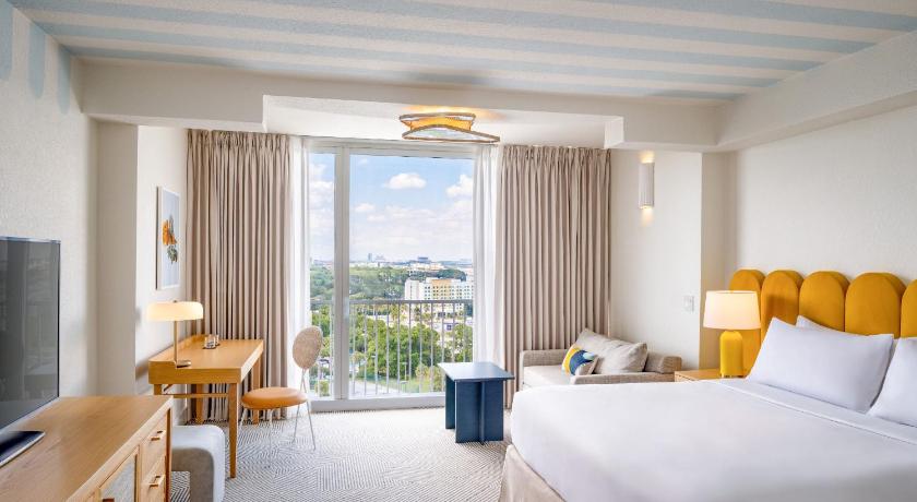 Image of TOWER room with One King Bed + Sleeper Chair, low floor 2 - 9 0