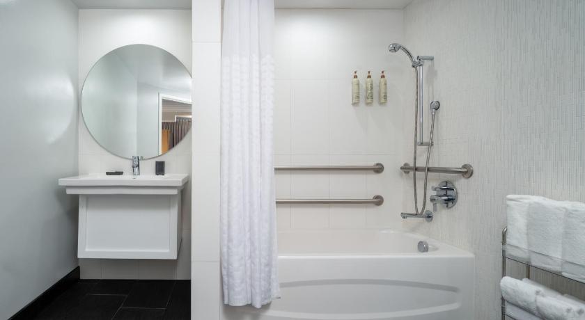 Image of LANAI - Two Queen Beds - Floor 1-2, Mobility/Hearing, Adapted tub 1