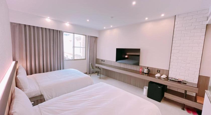 Image of Deluxe Family Room - Check-In After 6:00 PM, Parking Included 10