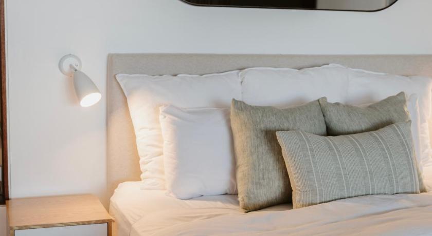 Image of Deluxe Family Suite 8
