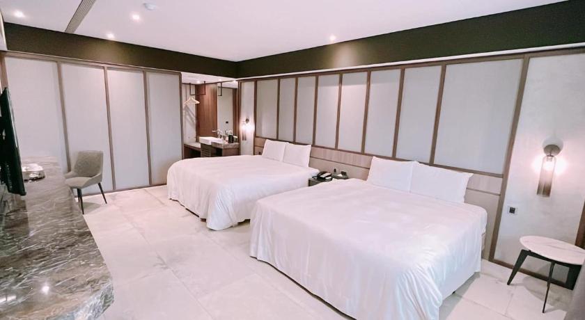 Image of Deluxe Family Room - Check-In After 6:00 PM, Parking Included 12