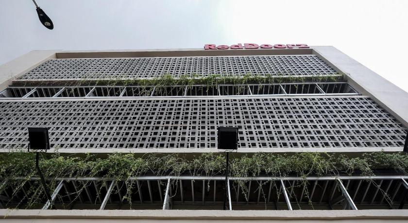 RedDoorz near RS Royal Prima Medan 2 - image 16