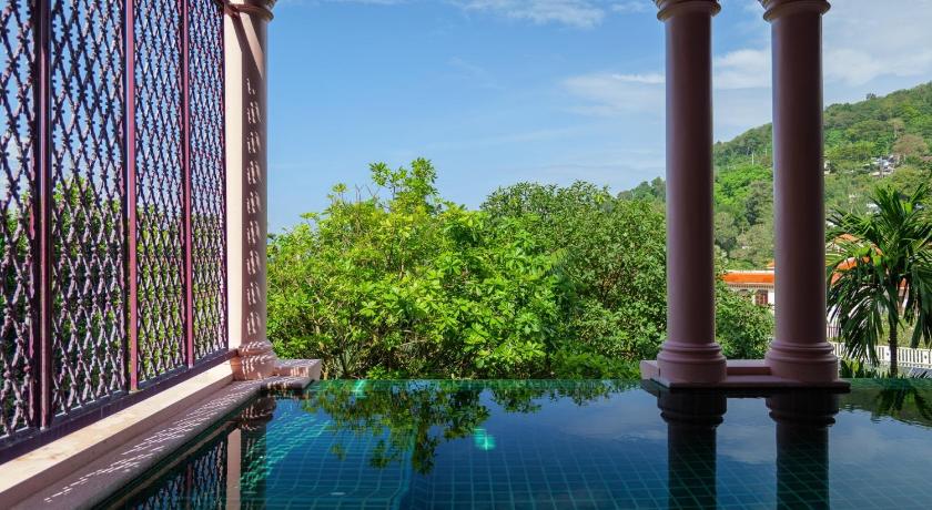 Image of Premier Suite Private Pool Club King 11