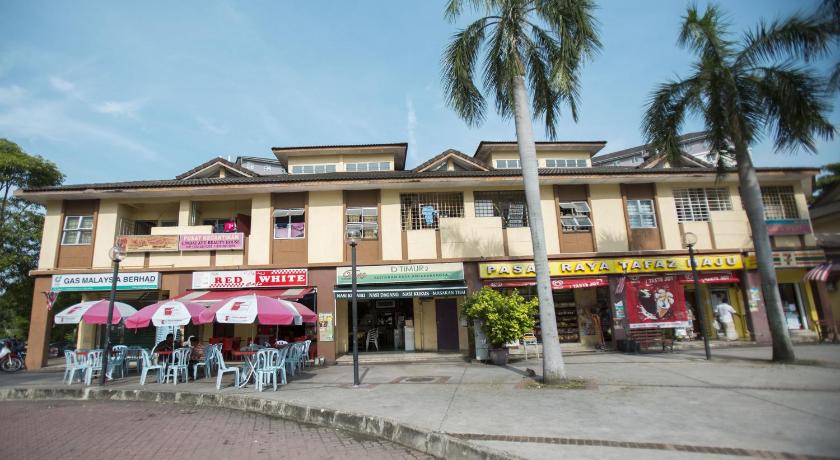 a row of shops with umbrellas in front of them, Putra Harmoni Putrajaya (Tiny Suite, 3 AC Bedrooms, 1 Bath, WiFi, Ground Floor) by MRK in Kuala Lumpur
