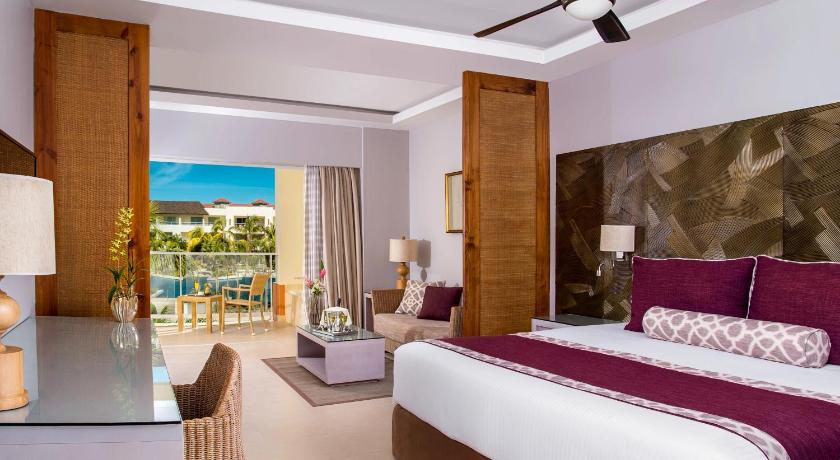 Image of Preferred Club Deluxe Pool View King - All Inclusive 1