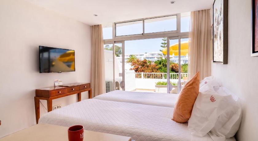 Image of Deluxe Sea or Pool View Room with Terrace 4