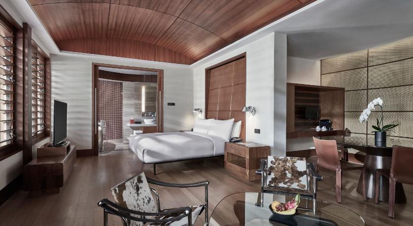 Image of Premier Suite, M Club Lounge Access, 1 Bedroom Suite, 1 King, Pool View, Pool Access, Poolside 0