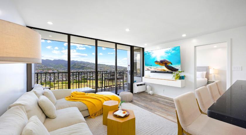 37th-floor retreat with lanai, pool, & scenic views
