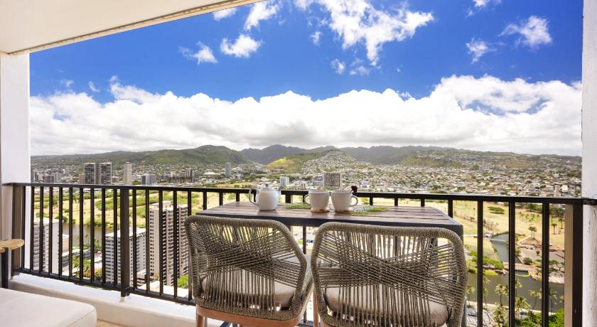 37th-floor retreat with lanai, pool, & scenic views