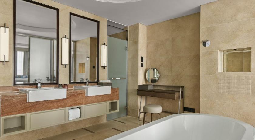 Image of Executive Suite, Executive lounge access, Suite, 1 King 2