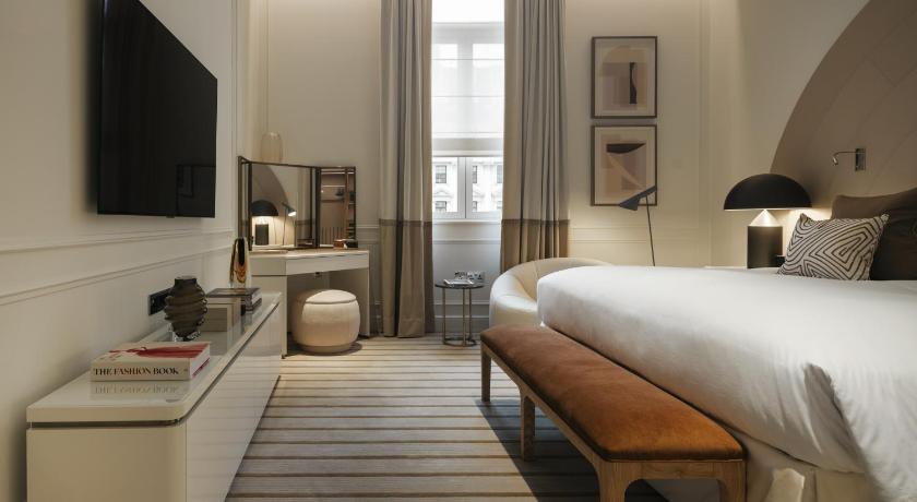 Image of Opera King Suite with Separate Lounge and Dining Space - Waterloo Place View 1