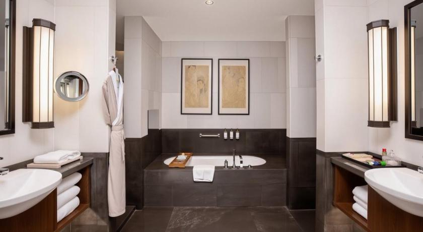 Image of Executive Suite, Club lounge access, 1 Bedroom Executive Suite, 1 King 6