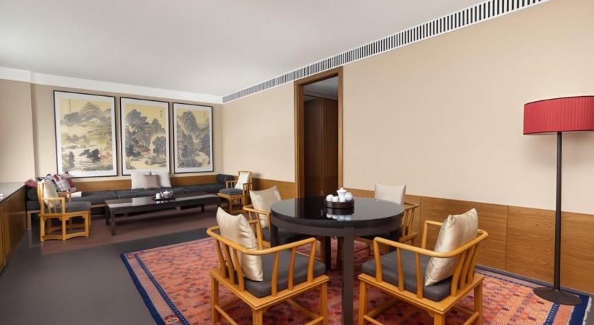 Image of Ambassador King Suite - Club Lounge Access 5