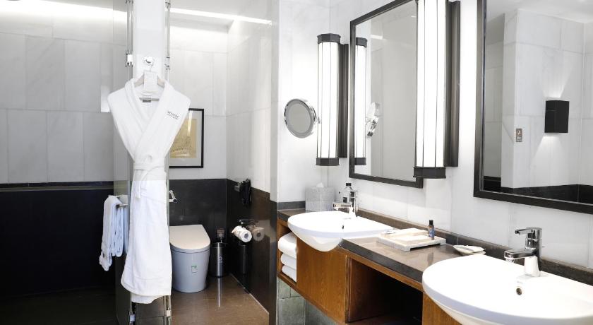 Image of Ambassador King Suite - Club Lounge Access 2
