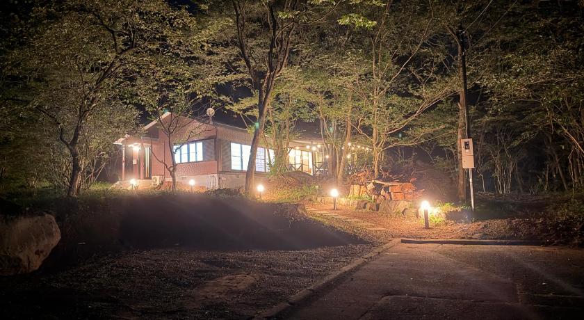 BBQ屋根付き大型ウッドデッキ川のせせらぎを聴きながら贅沢時間ペット同伴OK森と音に癒されるコテージ Rill