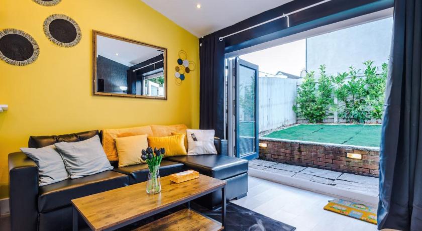 Salford 4 Bed House - Free parking - Sleeps 7