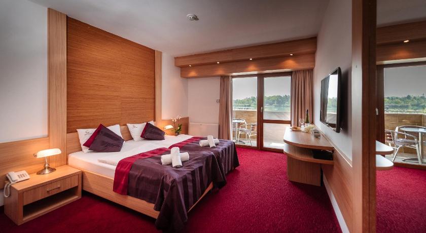 Hotel Corvus Aqua photo