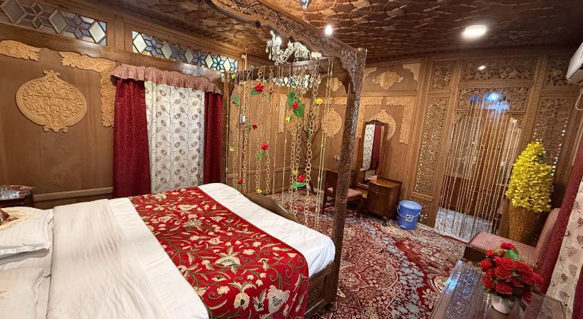 Floating Heritage Persian Gulf Houseboats – Srinagar, PA