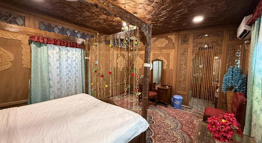 Floating Heritage Persian Gulf Houseboats – Srinagar, PA