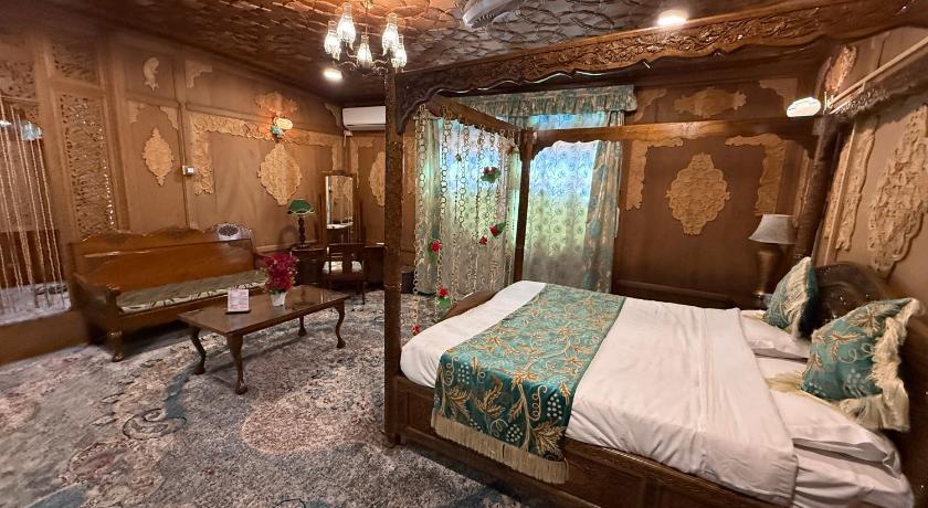 Floating Heritage Persian Gulf Houseboats – Srinagar, PA