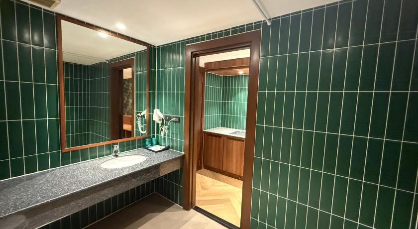 Image of Deluxe Double or Twin Room 11