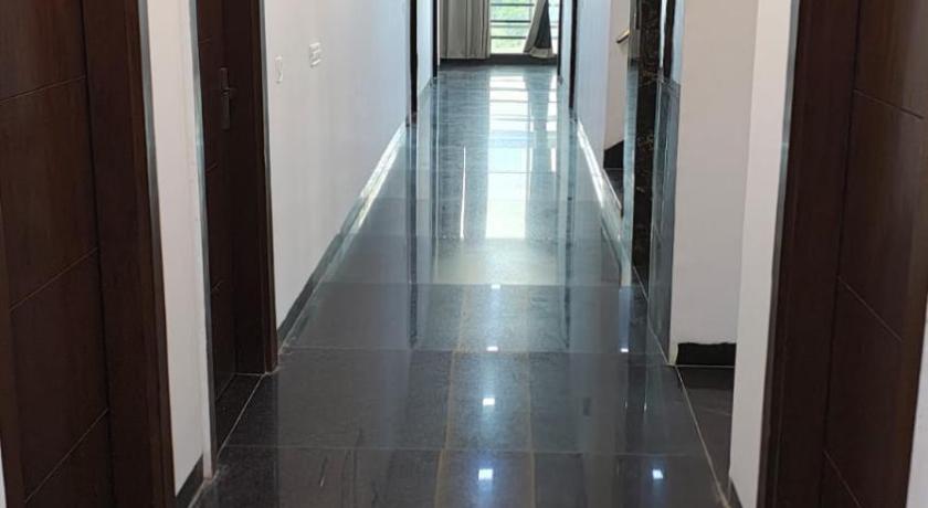 Taj Comfort Inn - image 9