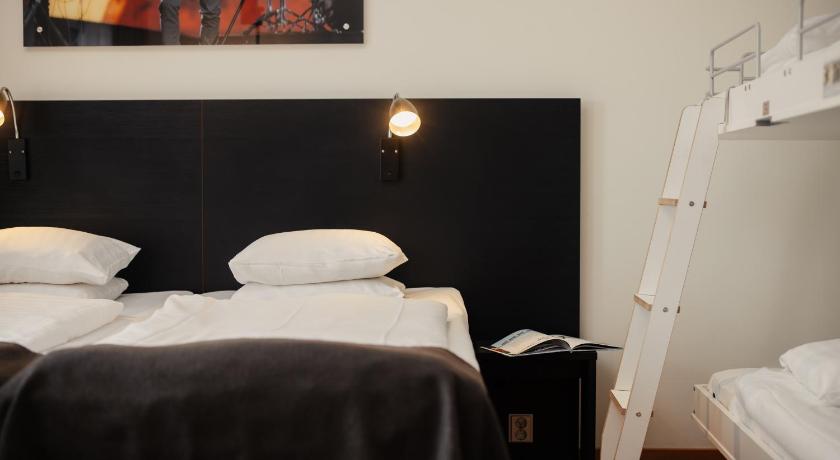2 Single 1 Single Bunkbed, Nonsmoking, Family Room, Disabled Adapted Room, Walk-in Shower 이미지 7