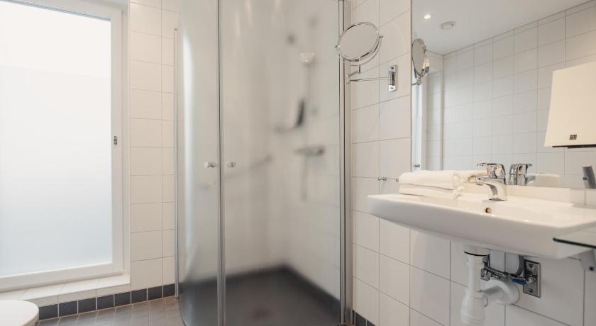 2 Single 1 Single Bunkbed, Nonsmoking, Family Room, Disabled Adapted Room, Walk-in Shower 이미지 2