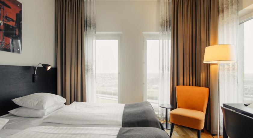 2 Single 1 Single Bunkbed, Nonsmoking, Business Room 이미지 3